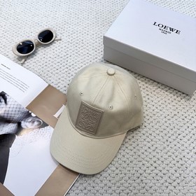 Новая бейсболка Loewe с оригинальным д