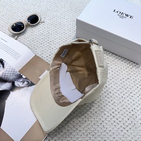 Новая бейсболка Loewe с оригинальным д