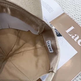 Новая бейсболка Loewe с оригинальным д