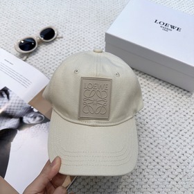 Новая бейсболка Loewe с оригинальным д