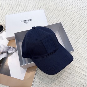 Новая бейсболка Loewe с оригинальным д