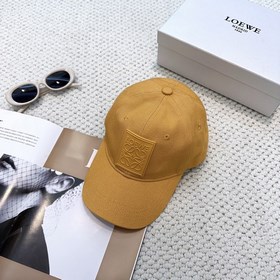 Новая бейсболка Loewe с оригинальным д