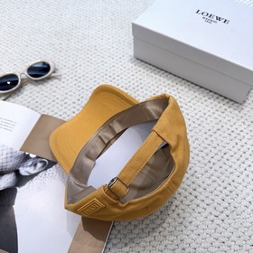 Новая бейсболка Loewe с оригинальным д