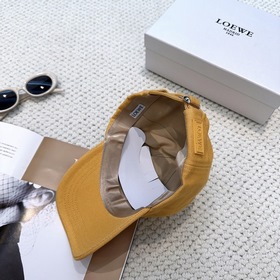 Новая бейсболка Loewe с оригинальным д