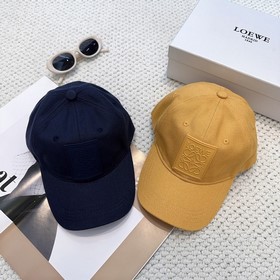 Новая бейсболка Loewe с оригинальным д