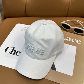 Новая бейсболка Loewe с оригинальным д