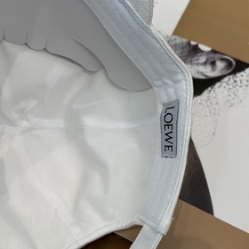 Новая бейсболка Loewe с оригинальным д