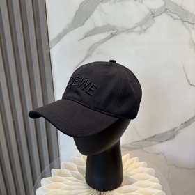 Новая бейсболка Loewe с оригинальным д
