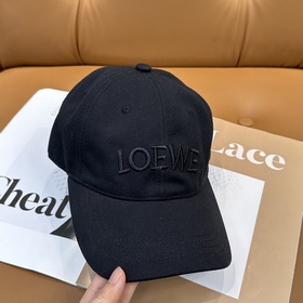 Новая бейсболка Loewe с оригинальным д