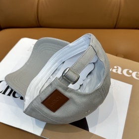 Новая бейсболка Loewe с оригинальным д