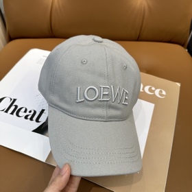 Новая бейсболка Loewe с оригинальным д