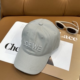 Новая бейсболка Loewe с оригинальным д