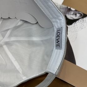 Новая бейсболка Loewe с оригинальным д
