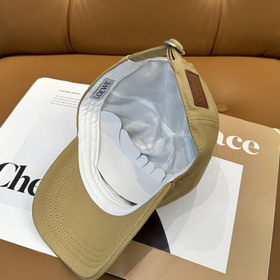 Новая бейсболка Loewe с оригинальным д