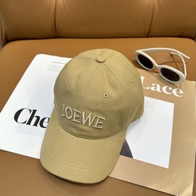 Новая бейсболка Loewe с оригинальным д