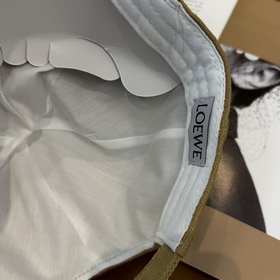 Новая бейсболка Loewe с оригинальным д