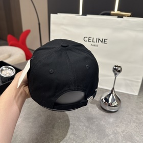 Новая бейсболка Loewe с оригинальным д