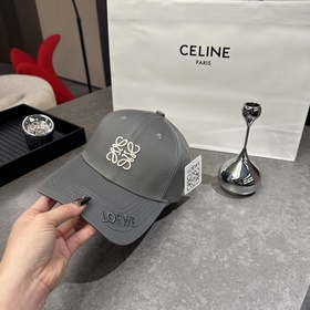 Новая бейсболка Loewe с оригинальным д