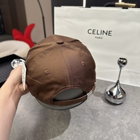 Новая бейсболка Loewe с оригинальным д