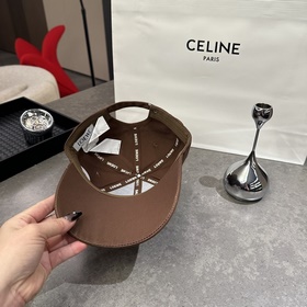 Новая бейсболка Loewe с оригинальным д