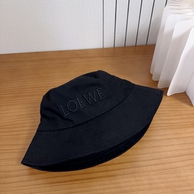 Loewe — «лицо» коллекции весна-лето 2