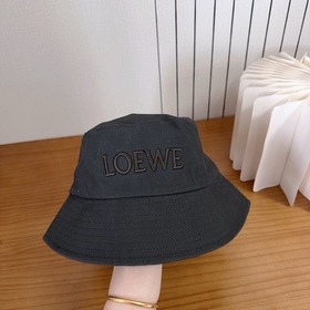 Loewe — «лицо» коллекции весна-лето 2