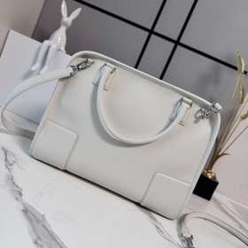 Loewe Amazona 180 из телячьей кожи в б
