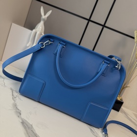 Loewe Amazona 180 из телячьей кожи в б