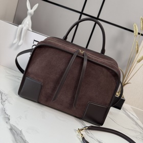 Модель Loewe Amazona 180 из замши в бо