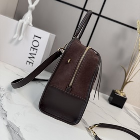 Модель Loewe Amazona 180 из замши в бо