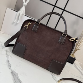 Модель Loewe Amazona 180 из замши в бо