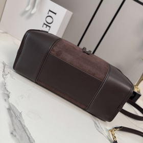Модель Loewe Amazona 180 из замши в бо