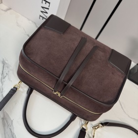 Модель Loewe Amazona 180 из замши в бо