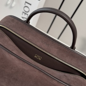 Модель Loewe Amazona 180 из замши в бо