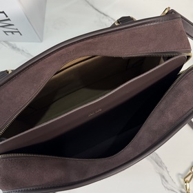 Модель Loewe Amazona 180 из замши в бо