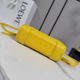 Сумка Loewe Mini из мягкой телячьей ко