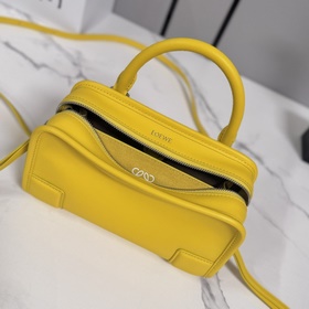 Сумка Loewe Mini из мягкой телячьей ко