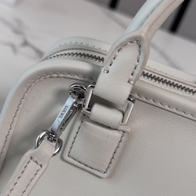 Сумка Loewe Mini из мягкой телячьей ко
