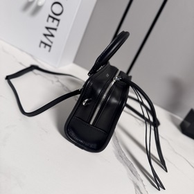 Сумка Loewe Mini из мягкой телячьей ко