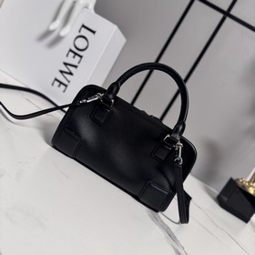Сумка Loewe Mini из мягкой телячьей ко