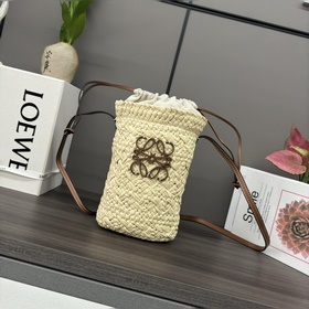 Loewe — незаменимый летний плетеный ме