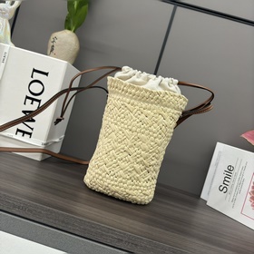 Loewe — незаменимый летний плетеный ме