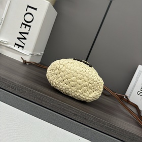 Loewe — незаменимый летний плетеный ме