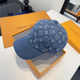 Новая модель кепки с козырьком от Lv L