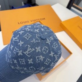 Новая модель кепки с козырьком от Lv L