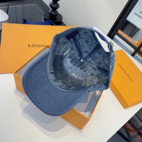 Новая модель кепки с козырьком от Lv L
