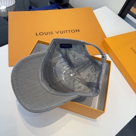 Новая модель кепки с козырьком от Lv L