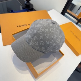 Новая модель кепки с козырьком от Lv L