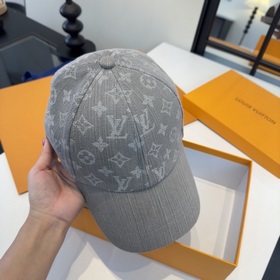 Новая модель кепки с козырьком от Lv L