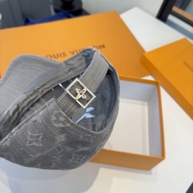 Новая модель кепки с козырьком от Lv L